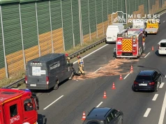 Motocyklista znalazł się pod busem po wypadku na S8. Jest ciężko ranny