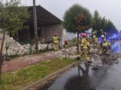 Ściana budynku runęła na chodnik i drogę