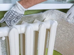 Przyklejanie folii aluminiowej do ścian. Dlaczego wykonawcy to polecają i kiedy warto wypróbować?