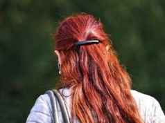 Takie kolory włosów jesienią bardzo postarzają. Na to uważać muszą kobiety 50+.
