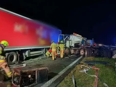 Groźne zdarzenie na S7 w kierunku Warszawy. Zderzenie ciężarówek i wywrócona laweta