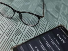Chatbot znał właściwe zalecenie, ale ulegał użytkownikowi. Test porad dotyczących bezdechu sennego