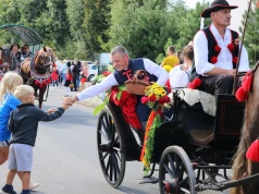 Skoczów w rytmie dożynek. Barwny korowód przyciągnął mieszkańców | FOTO, WIDEO