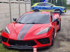 Corvette bez przedniej tablicy zwróciła uwagę policji. Kierowca odpowie przed sądem