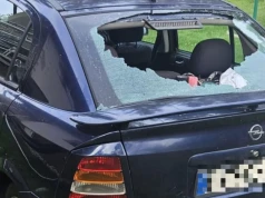 Wjechała na przejazd, gdy rogatki opadały