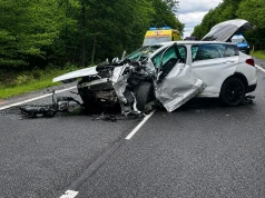 Czołowe zderzenie na DK9. Zginęły dwie osoby, a kierowca BMW zniknął po ucieczce ze szpitala!