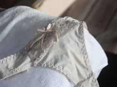 Białe czy zielone? Ginekolożka wyjaśnia, jaki kolor majtek jest najlepszy na co dzień