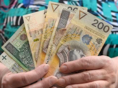 Skończyłaś 56 lat? ZUS wypłaci ponad 4200 zł świadczenia przedemerytalnego. Wystarczy spełnić 2 warunki