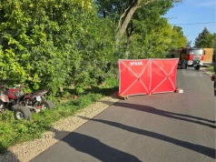 Śmiertelny wypadek na quadzie. Wyjechał z posesji, stracił panowanie uderzył w skarpę i wjechał w drzewo