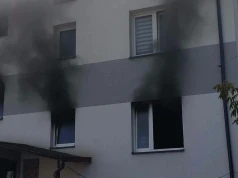 Pożar mieszkania przy ul. Zapolskiej w Zielonce. Dwie osoby trafiły do szpitala.