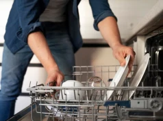 Szklanki wyglądają jak oprószone kredą? Zanim zmienisz tabletki, sprawdź jedno ustawienie zmywarki