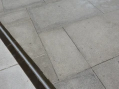 Trwa jesienne czyszczenie płyty Starego Rynku. To już element stałych prac utrzymaniowych
