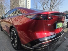 Mazda upraszcza 6e. Zamiast dwóch wersji jest jedna – 560 km zasięgu i ładowanie 200 kW