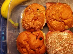 Śniadaniówkowy wyścig matek. Od rollsów z łososiem po muffinki z płatków owsianych