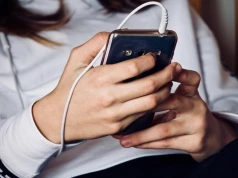 W jakich sytuacjach dziecko może mieć telefon w szkole? Nowe przepisy zaskoczyły wielu rodziców