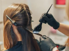 Ten kolor włosów będzie królował jesienią. Poproś o niego swoją fryzjerkę