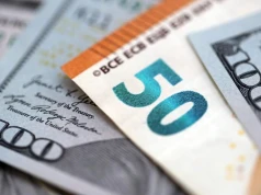 Ropa po 100 USD za baryłkę, ale złoty jakoś się trzyma. Kurs euro czeka na decyzję RPP