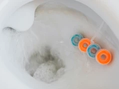 Spłukiwanie toalety wzbija w powietrze bioaerozole