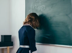 Raport OPI: Kobiety w sektorze szkolnictwa wyższego i nauki częściej doświadczają wypalenia zawodowego