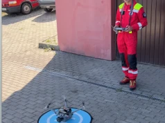 Dron z defibrylatorem w OSP w Siarach. Będzie ratował życie w trudnym terenie