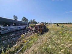 Katastrofa kolejowa. Pociąg Intercity wykoleił się po zderzeniu z ciężarówką, są ofiary (ZDJĘCIA)
