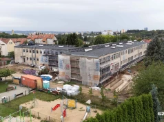 Rodzice uczniów twierdzą, że w Szkoła przy ul. Hożej 3 nie jest gotowa na przyjęcie uczniów