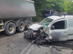 Szokujące zderzenie na DW212. Dostawczak uderzył w ciężarówkę i Audi