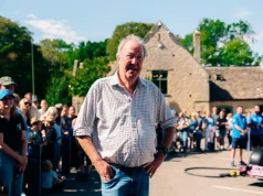 Jeremy Clarkson wpuścił Alpine do swojego pubu a setki fanów przyjechały wspólnie to oglądać