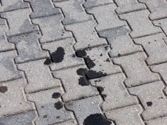 Plamy z oleju na kostce brukowej? Nietypowy produkt szybko je usunie