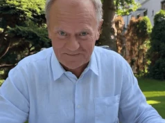 Donald Tusk został zauważony w towarzystwie kobiet. Jego reakcja na ich obecność przyciągnęła uwagę przechodniów
