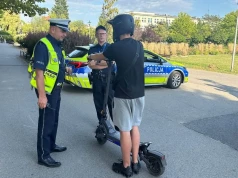 Policja reaguje na telefony o szybkiej jeździe na hulajnogach