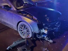 Nocna jazda próbna w Olsztynie zakończona przed sądem. Młody kierowca zniszczył nowe auto i latarnię