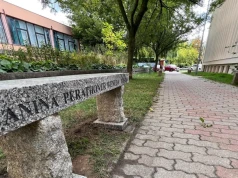 Ogród Słów i Korzeni w Koninie. Kamienne ławki stanęły przy bibliotece