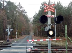 Bezpieczeństwo na przejazdach kolejowych: system z białą lampą może pomagać
