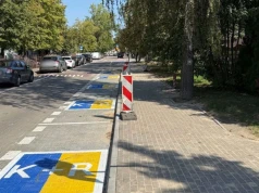 Niebiesko-żółte miejsca pojawiają się na parkingach w całej Polsce. Mają specjalne przeznaczenie