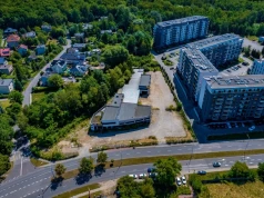 Zamknięty od kilku lat salon samochodowy zniknie. Deweloper ma plan na działkę w Brynowie