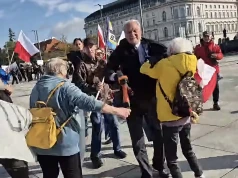 Macierewicz szalał z farbą na miesięcznicy, OTO komunikat policji. „Służby przewiozły kobietę do szpitala”