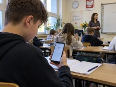 Zakaz telefonów w szkołach i przedszkolach a monitorowanie zdrowia dziecka. Kiedy uczeń może korzystać ze smartfona mimo nowych przepisów?
