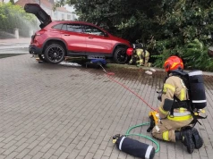 Mercedes uszkodził instalację. Zamknęli drogę krajową i ewakuowali 18 osób