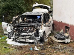 Wypadek w Świnoujściu - kierowca przebił ogrodzenie i uderzył w budynek