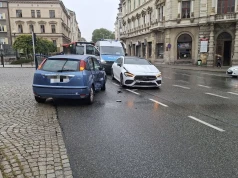Zderzenie Mercedesa z Fordem przy Zamku Sułkowskich. Duże utrudnienia w centrum Bielska-Białej