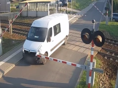 Wjazd na przejazd kolejowy na czerwonym. Rząd chce zabierać prawo jazdy