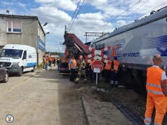 Kierowca ciężarówki zignorował znak STOP. Doszło do zderzenia drogowego z lokomotywą