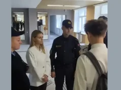 Najpierw mundur, potem strach. Tak wygląda oswajanie z państwem policyjnym (WIDEO)