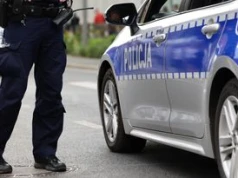 Poranna kolizja w Zaskalu. Samochód uderzył w barierki. Uwaga kierowcy: drogi są mokre, mogą być śliskie