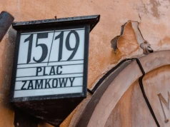 Kara 250 zł za brak tabliczki z numerem przeszła do historii. Sprawdź, co dokładnie się zmieniło