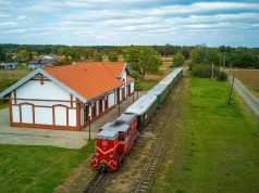 Leży 60 km od Warszawy, ale turyści omijają. Kryje ruiny, retro pociąg i znajome koty