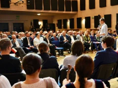 Mateusz Morawiecki w Żywcu. Pełna sala MCK i rozmowy przy ognisku
