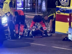 Piesi wtargnęli na jezdnię przed motocyklistę. Poważny wypadek z centrum
