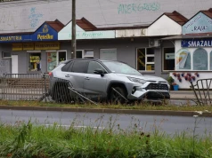 Zderzenie dwóch aut na ul. Armii Krajowej. Jeden z pojazdów uderzył w barierki